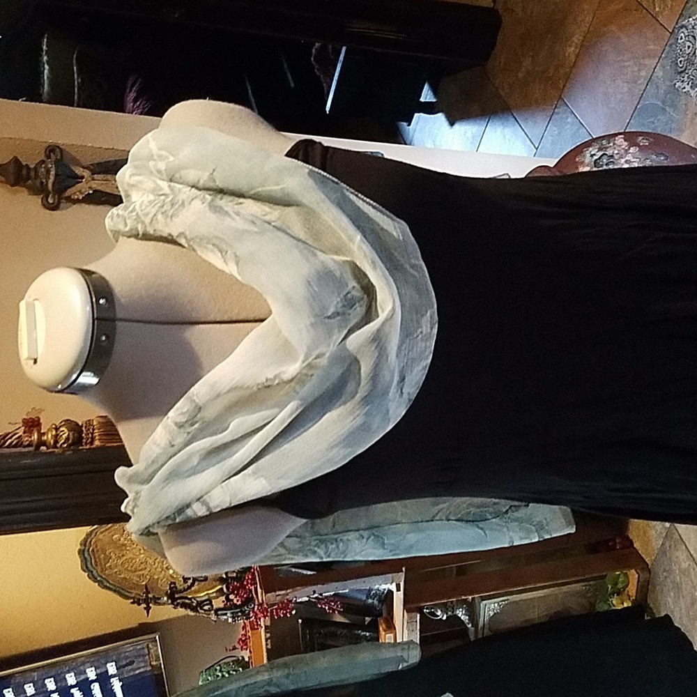 Scarf with Roses - Picture 3 of 7